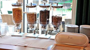 Päivittäinen buffetaamiainen (5 EUR per henkilö)