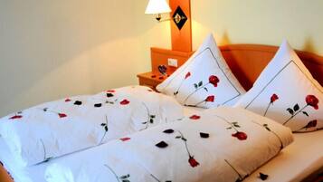 Ylelliset vuodevaatteet, minibaari, tallelokero huoneessa, työpöytä