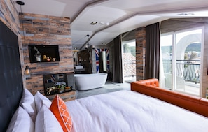 Premium bedding, down comforters, Select Comfort beds, in-room safe - 4 Sisters Villa (Hengchun)