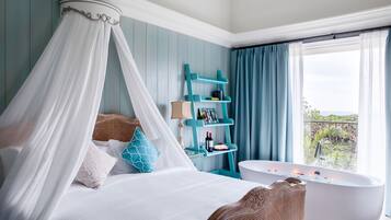 Un dormitorio con cama con dosel, una bañera y vistas al exterior.
