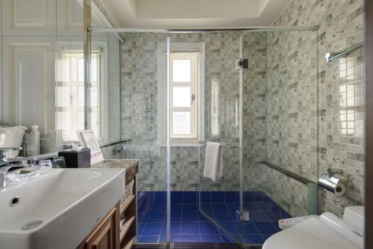 Bathroom | Shower, free toiletries, hair dryer, bidet