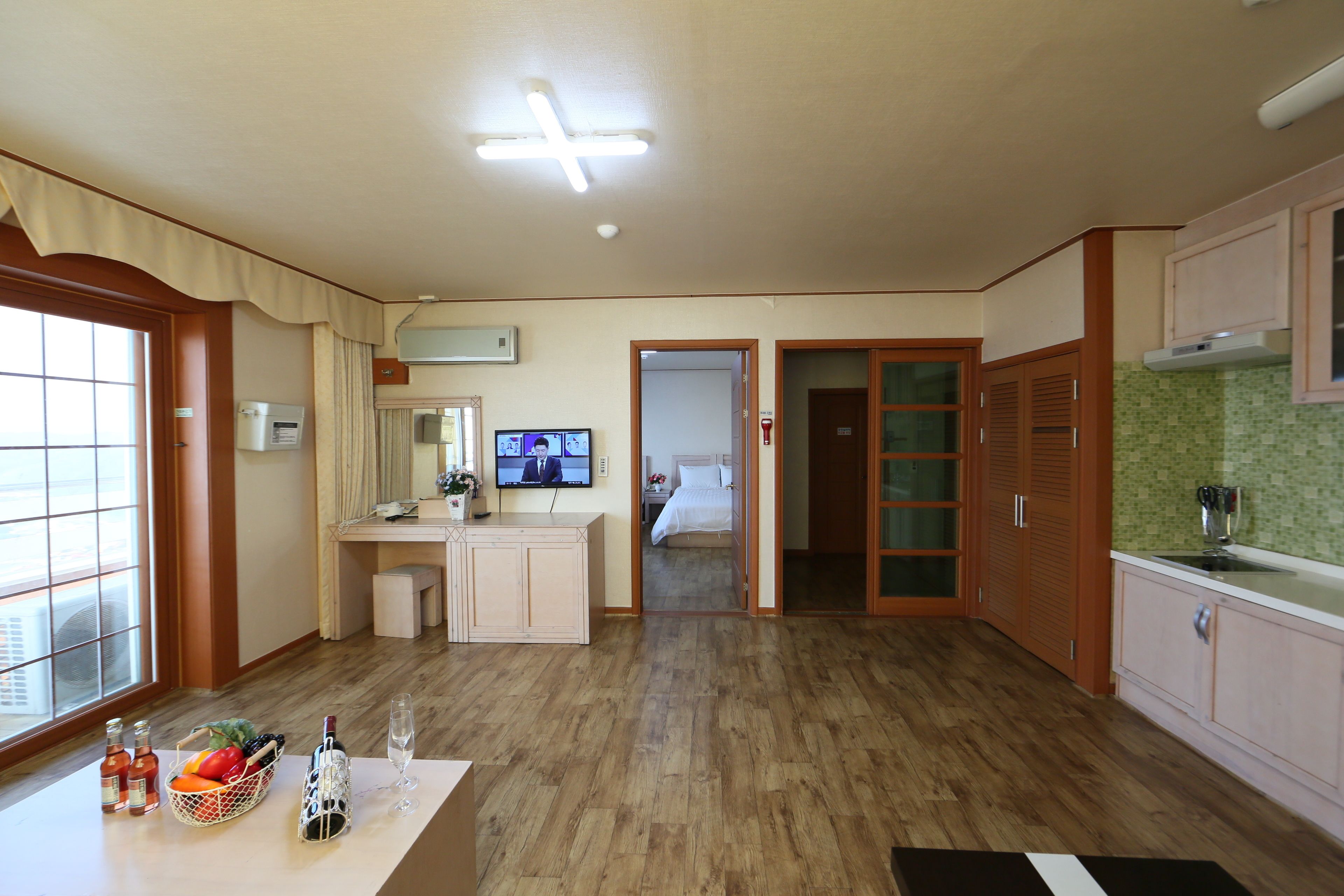 Family Room (23PY, extra person fee over 6 People) | Private kitchen | Fridge