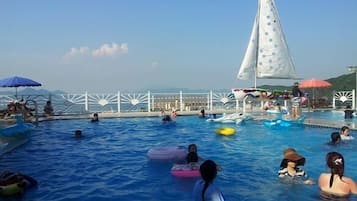 Una piscina al aire libre de temporada