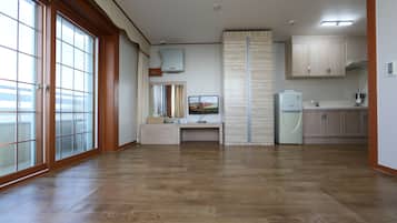Standard Condo (Ondol 15PY,extra person fee over 5ppl) | Private kitchen | Fridge