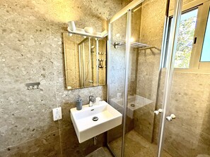 Appartement, 3 chambres, vue sur la piscine | Salle de bain | Ensemble baignoire-douche, articles de toilette (gratuits)