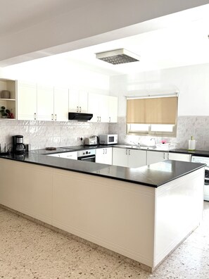 Leilighet, 3 soverom, bassengutsikt | Eget kjøkken | Kjøleskap, mikrobølgeovn, kokeplater og kaffetrakter/tekoker