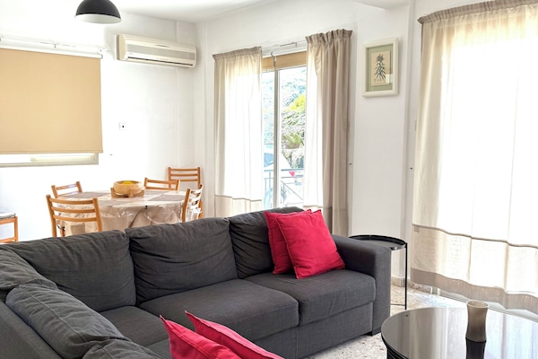 Apartemen, 3 kamar tidur, pemandangan kolam renang | Area keluarga | Televisi layar datar 55-inci dengan saluran TV digital dan TV LED
