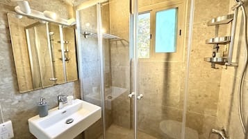 Apartment, 3 Bedrooms, Pool View | Bathroom | Combined shower/tub, free toiletries, hair dryer, towels