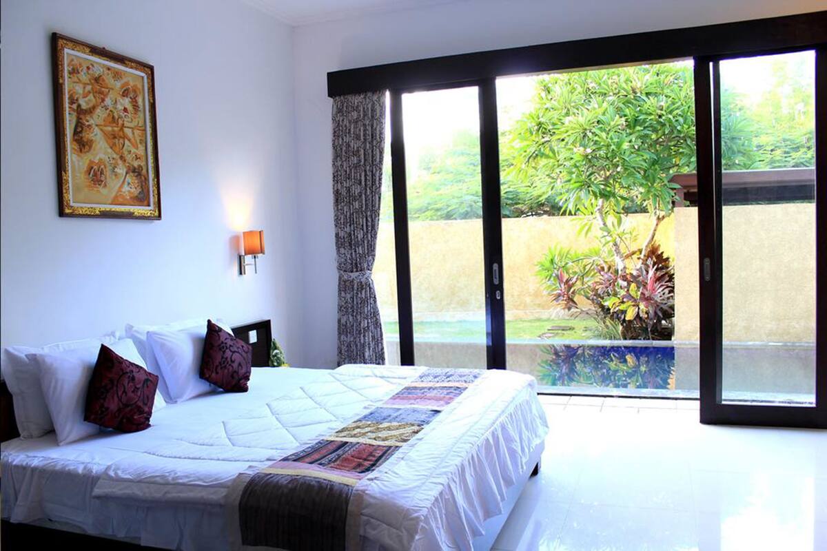 Vila Mewah, 1 Tempat Tidur King, pemandangan kolam renang | 2 kamar tidur, minibar, meja kerja, dan Wi-Fi gratis