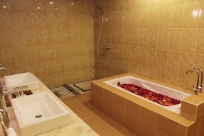 Lyxvilla - 1 kingsize-sÀng - utsikt mot poolen | Badrum | Badkar/dusch, gratis toalettartiklar och handdukar