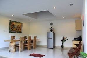 Luxury Villa, 1 King Bed, Pool View | In-room dining
