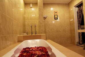 Lyxvilla - 1 kingsize-sÀng - utsikt mot poolen | Badrum | Badkar/dusch, gratis toalettartiklar och handdukar