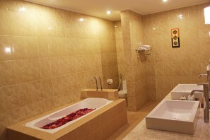 Villa, 2 camere da letto | Bagno | Combinazione doccia/vasca, set di cortesia gratuito, asciugamani