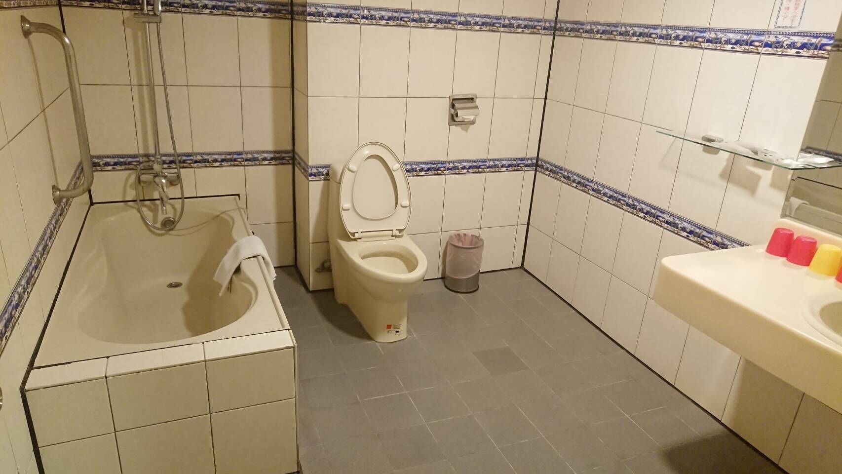 A small bathroom with a bathtub, toilet, and sink.