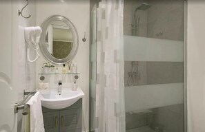 Ducha, artículos de higiene personal gratuitos y secador de pelo