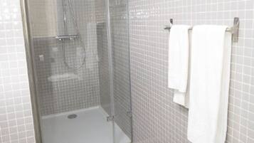 Single Room (Interior) | Bathroom | Shower, free toiletries, hair dryer, towels