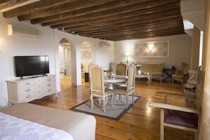 Deluxe tweepersoonskamer | Een kluis op de kamer, verduisterende gordijnen, geluiddichte muren
