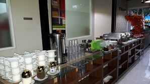 Un buffet proposant une variété de plats et d’ustensiles.