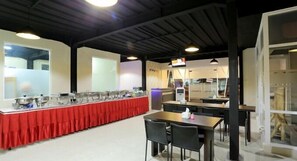 Desayuno con opciones de la cocina local diario (IDR 40000 por persona)