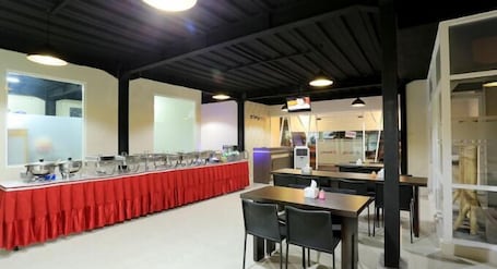 Desayuno con opciones de la cocina local diario (IDR 40000 por persona)