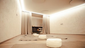 A room with tatami mats, a mirror, and a shelf with towels and toiletries. - Hotel Villa Freiheim (Merano)