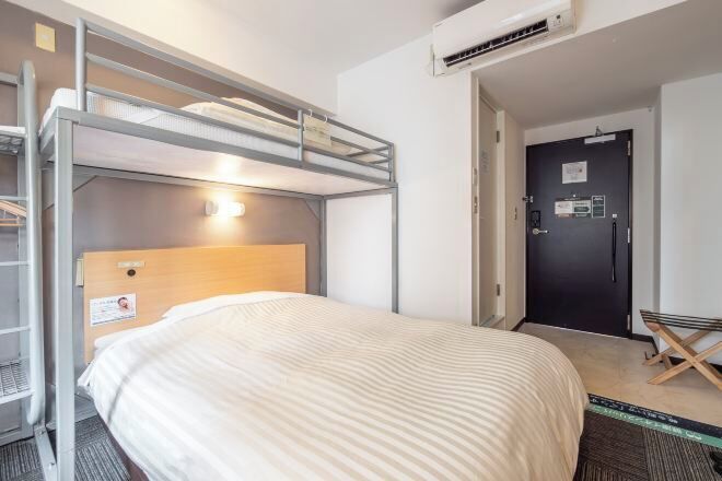 Skrivebord, strykejern/-brett, wi-fi (inkludert) og sengetøy