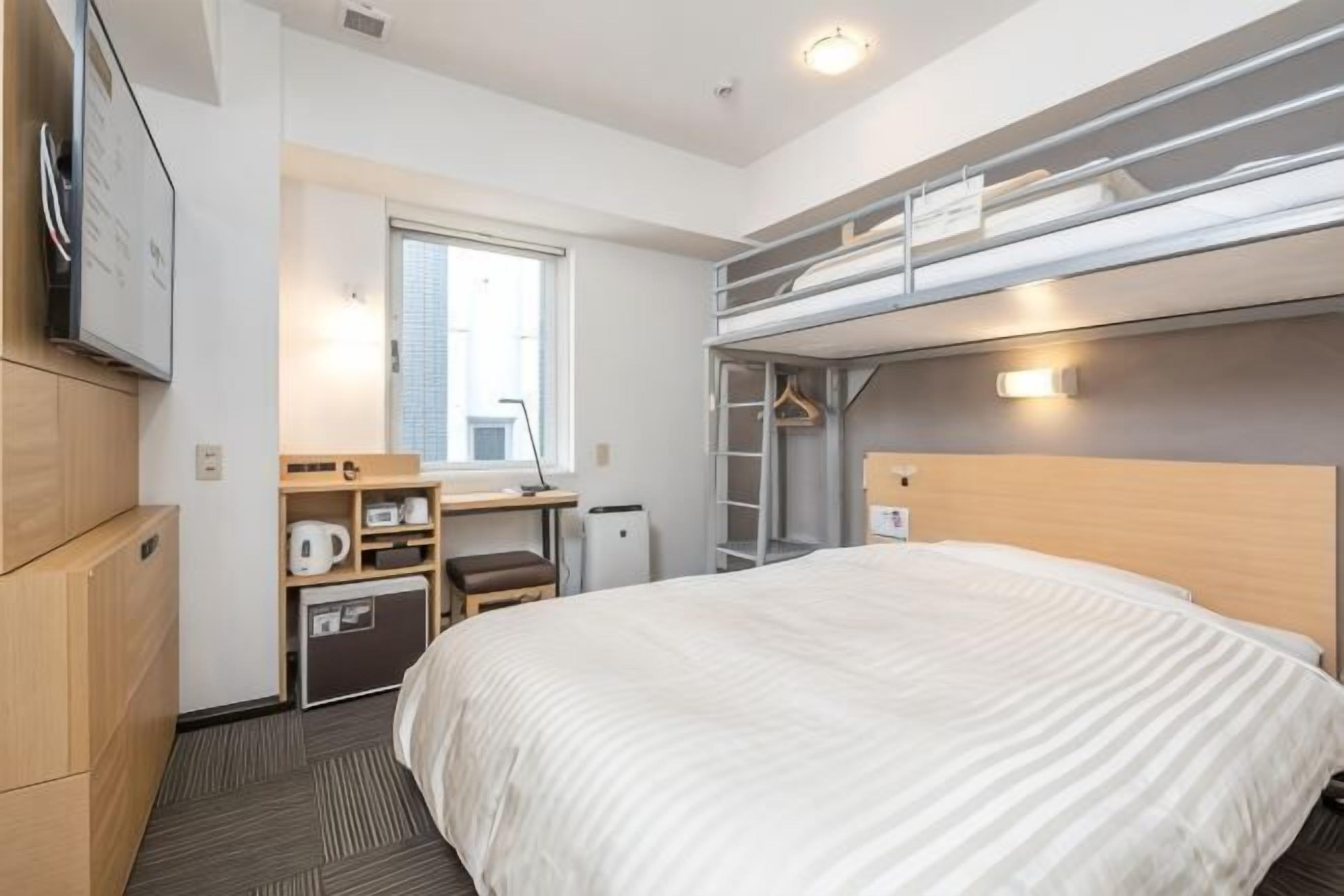 Een bureau, een strijkplank/strijkijzer, gratis wifi, beddengoed