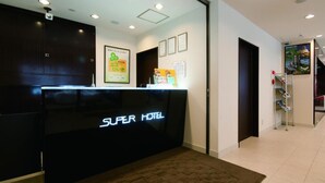 Ein Hotel-Rezeptionsbereich mit einer Rezeption, auf der 