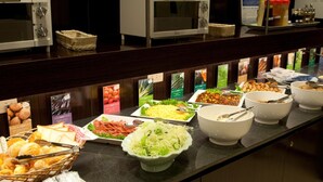 Ein Buffet mit verschiedenen Speisen und Beilagen.