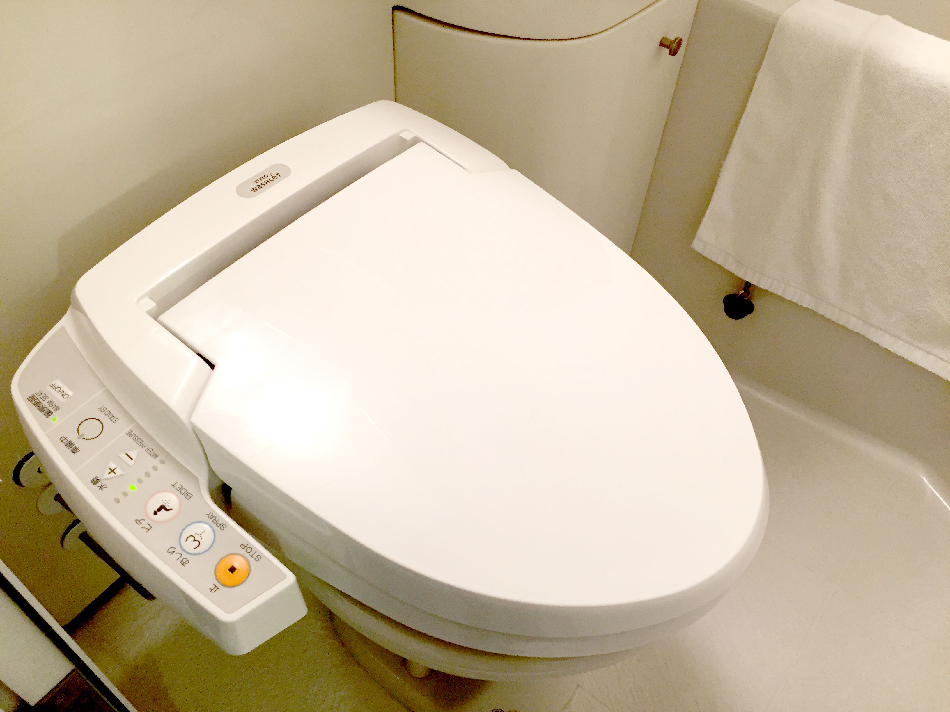 combined shower/bathtub, deep-soaking bathtub, free toiletries