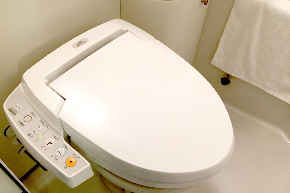 combined shower/bathtub, deep-soaking bathtub, free toiletries
