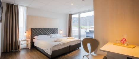 Studio – executive, terrasse (Kitchen) | Safe på rommet, skrivebord, blendingsgardiner og barnesenger