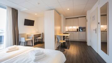 Executive-Studio, Terrasse (Kitchen) | Zimmersafe, Schreibtisch, Verdunkelungsvorhänge, Babybetten