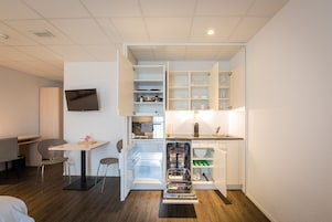 Máquina de café expresso, cafeteira/chaleira, geladeira, micro-ondas