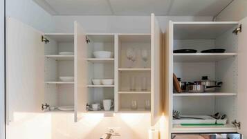 Réfrigérateur, four à micro-ondes, un four, lave-vaisselle