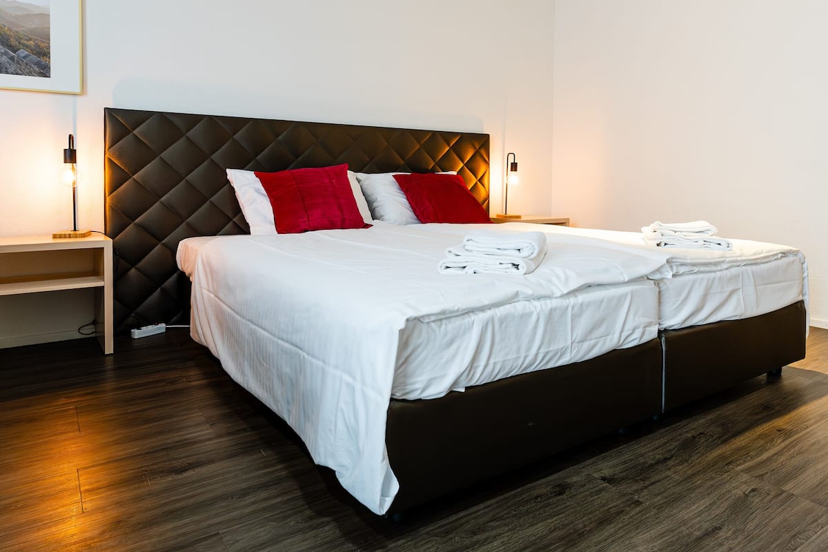 Habitación familiar | Caja de seguridad en la habitación, escritorio y cortinas blackout