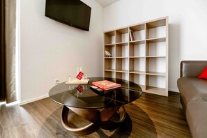 In-room safe, desk, blackout curtains, cots/infant beds - Los Lorentes Residences Bern Airport  (Belp)