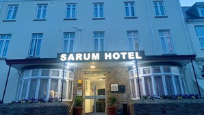 Entrada de un hotel con un cartel que dice 'SARUM HOTEL'.