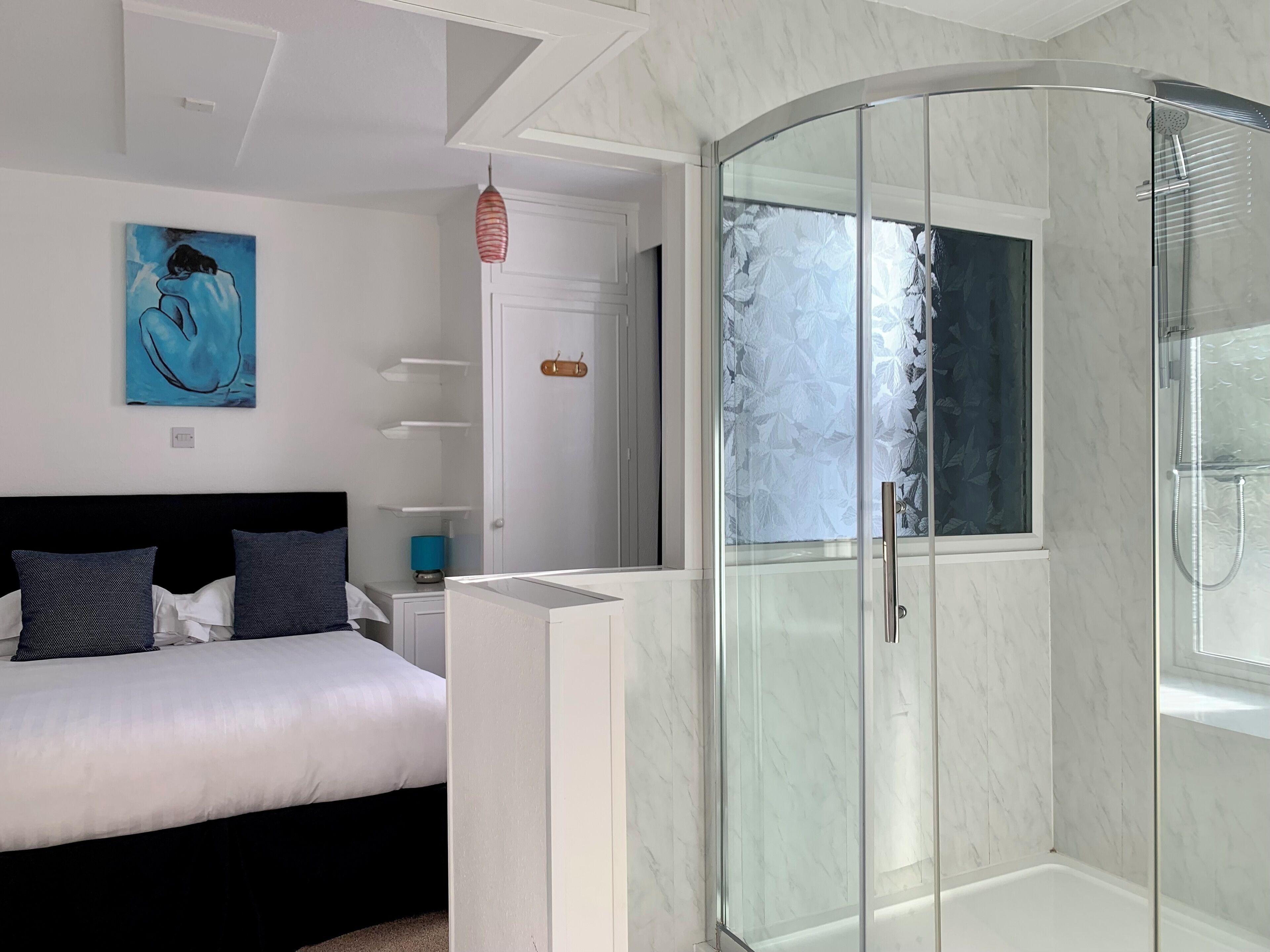 Superior Suite | Bathroom | Combined shower/tub, free toiletries, hair dryer, towels