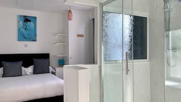 Superior suite | Badkamer | Een bad/douchecombinatie, gratis toiletartikelen, een haardroger