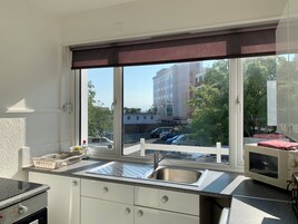 Suite, balcón | Cocina privada | Frigorífico, microondas, placa de cocina y cafetera o tetera