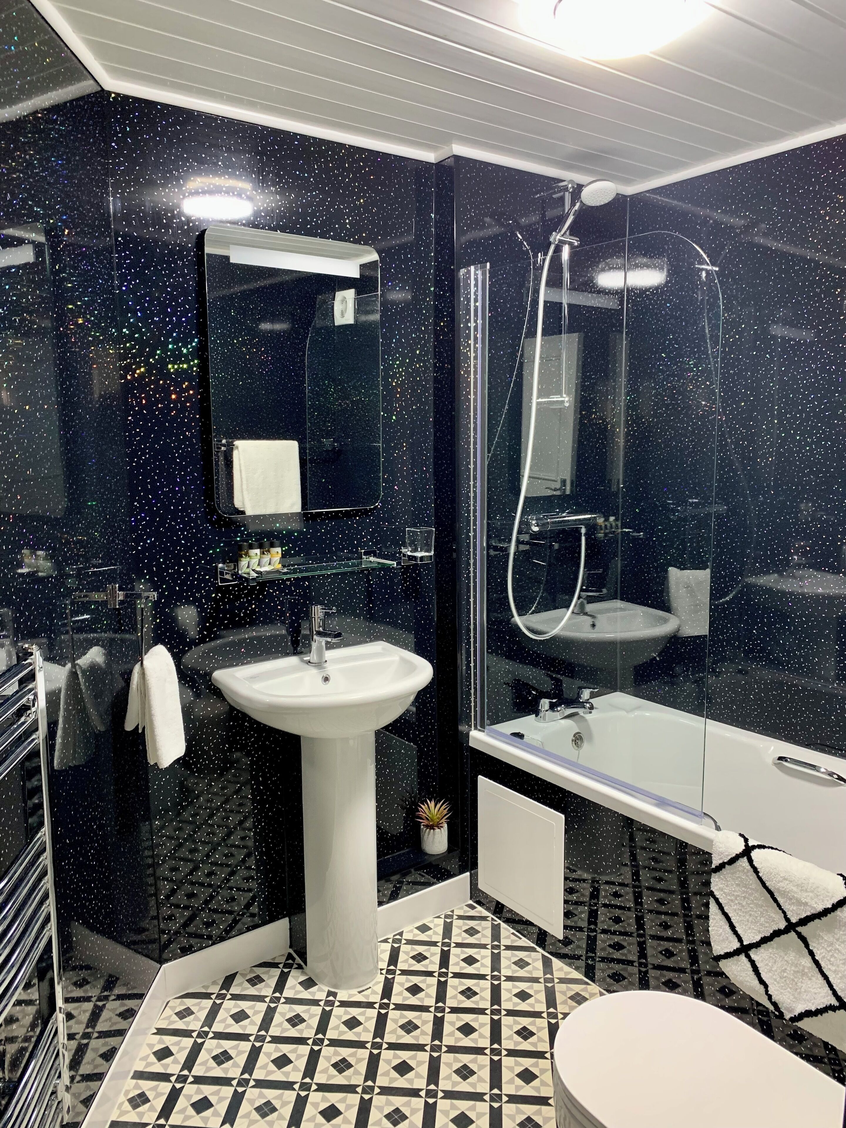 Double Room | Bathroom | Combined shower/bathtub, free toiletries, hair dryer, towels