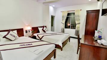 Minibar, caja de seguridad en la habitación y escritorio