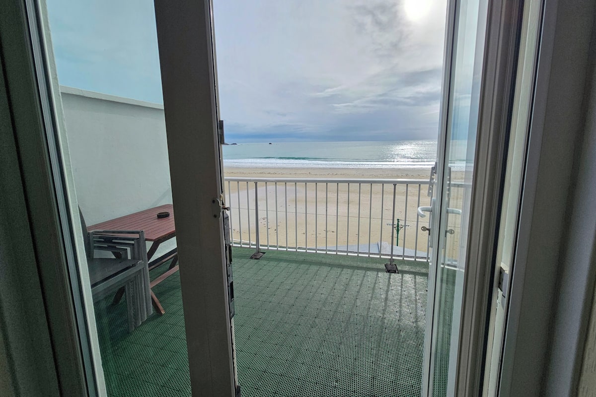A balcony with a view of the beach.