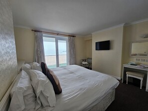 مكتب ومساحة عمل للكمبيوتر المحمول وستائر تعتيم وتجهيزات عازلة للصوت