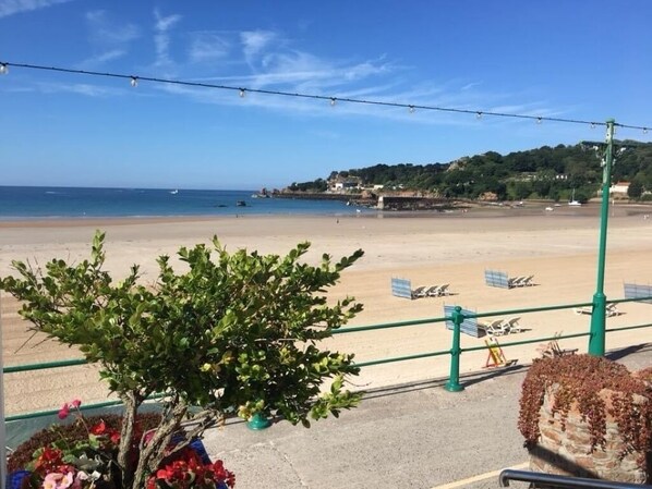 On the beach, white sand - The Beau Rivage (St. Brelade)