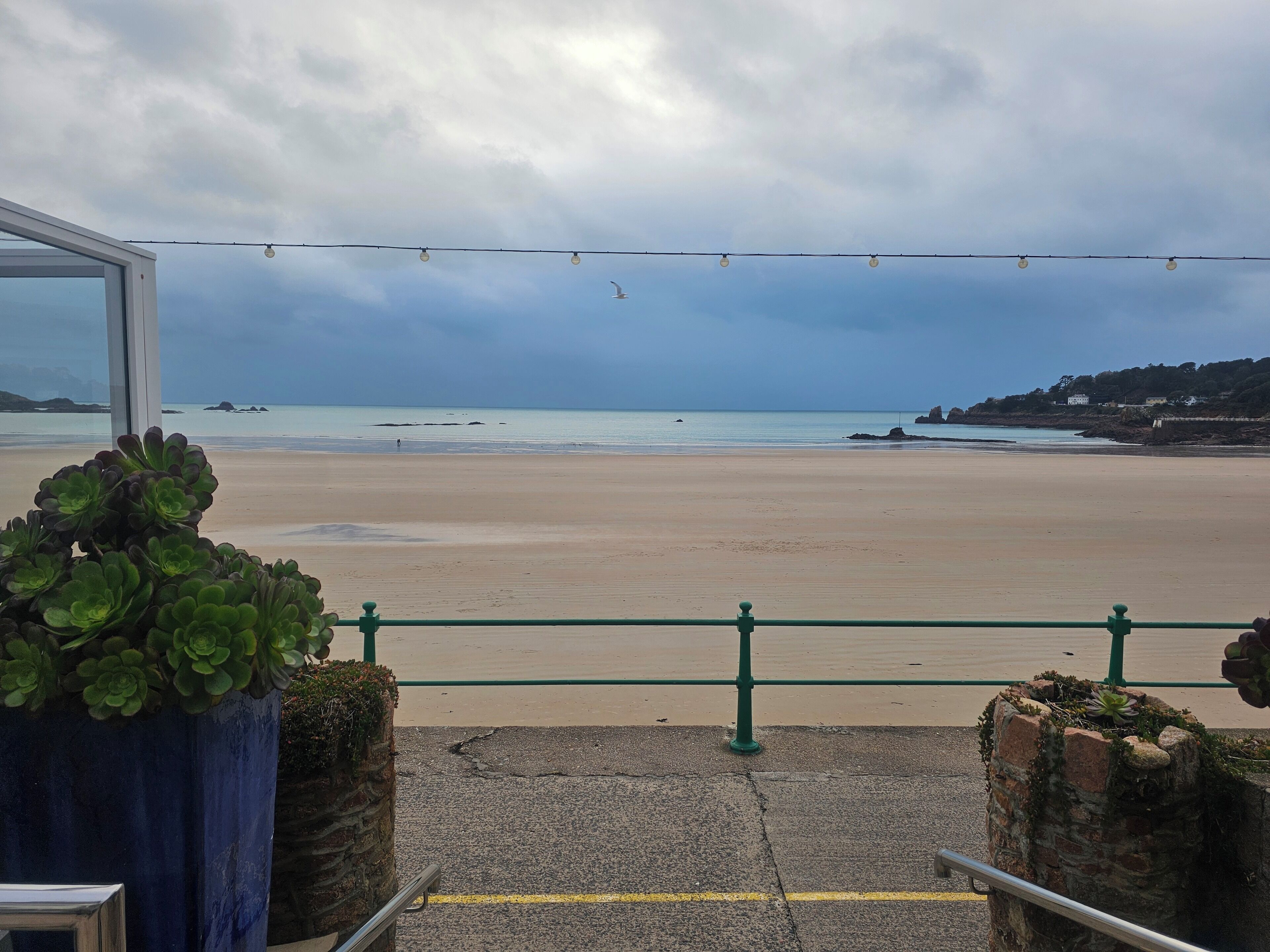 På stranden og hvit sand