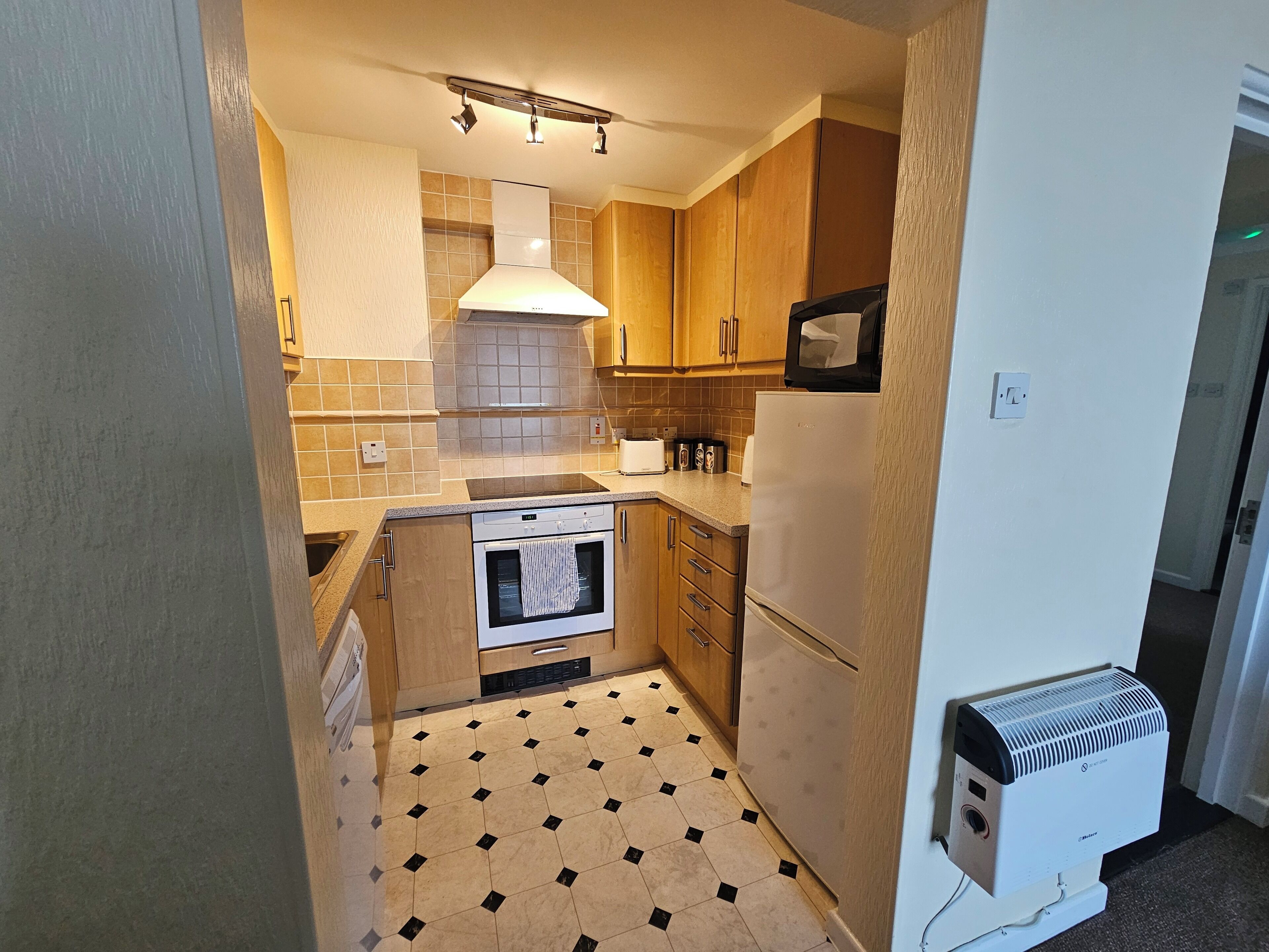 Eget kjøkken | Kjøleskap, mikrobølgeovn, ovn og kokeplater