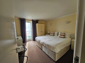 Desk, laptop workspace, blackout curtains, soundproofing - The Beau Rivage (St. Brelade)