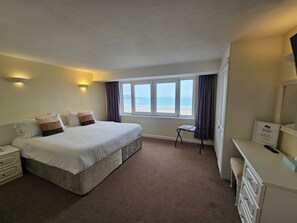 Desk, laptop workspace, blackout drapes, soundproofing - The Beau Rivage (St Brelade)